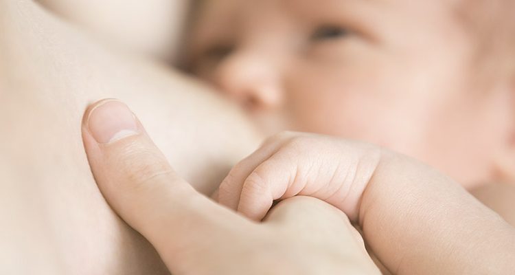 Leite materno é nova aposta como terapia contra a Covid-19