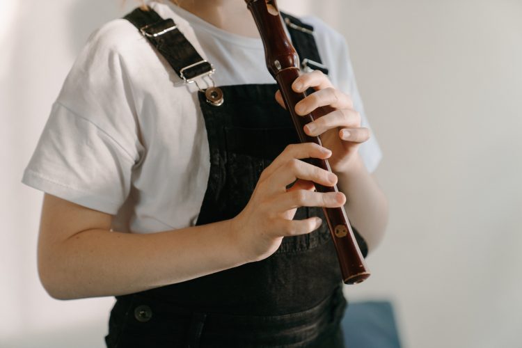 Tocar instrumento musical ajuda na saúde mental, diz estudo